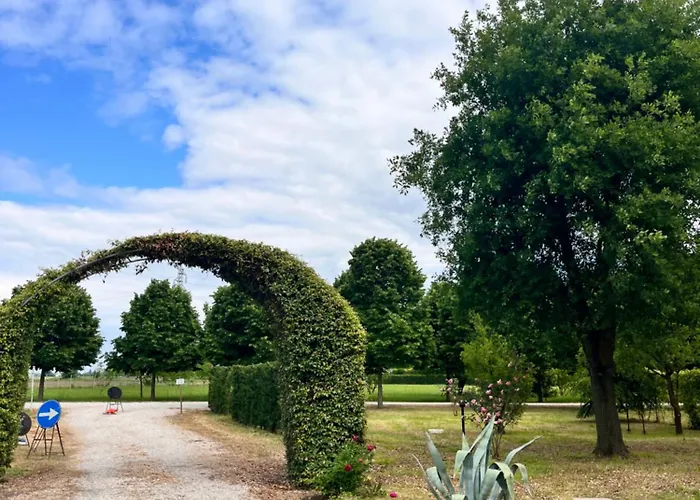 Corte Arcangeli 3* פררה